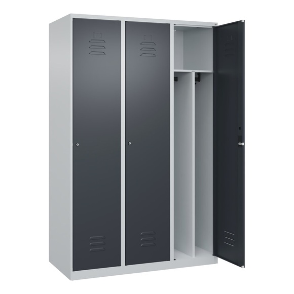 C+P Spind Classic PLUS, 3 Abteile, lichtgrau / grau, B 1200 mm, mit Bodengleitern, Zylinderschloss, Trennwand mittig