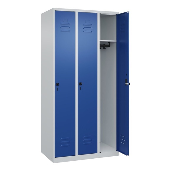 C+P Spind Classic PLUS, 3 Abteile, lichtgrau / enzianblau, B 900 mm, mit Bodengleitern, Drehriegel