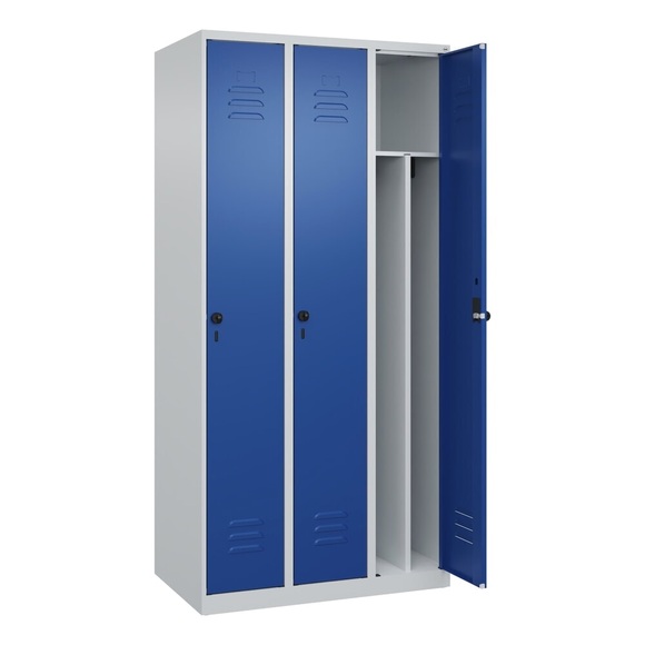 C+P Spind Classic PLUS, 3 Abteile, lichtgrau / enzianblau, B 900 mm, mit Bodengleitern, Drehriegel, Trennwand mittig