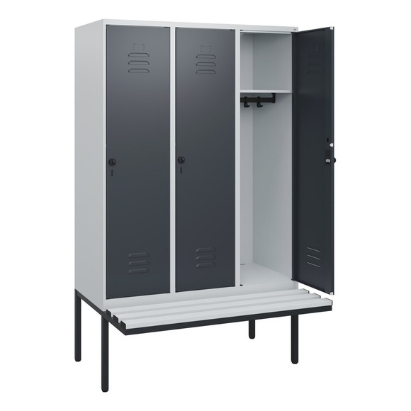 C+P Spind Classic PLUS, 3 Abteile, HxBxT 1.950 x 1.200 x 815 mm, für Vorhängeschloss, auskragende Bank aus Kunststoff, lichtgrau, anthrazitgrau