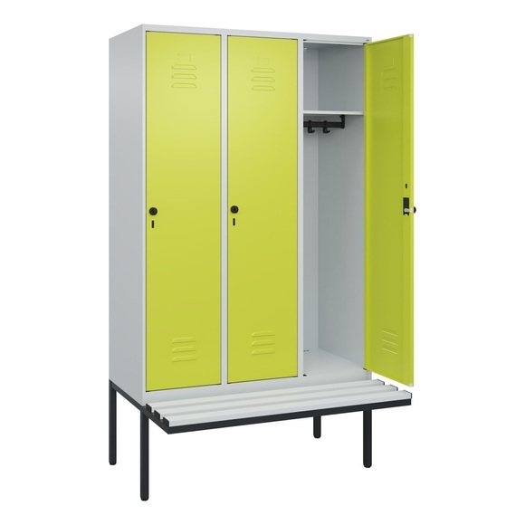 C+P Spind Classic PLUS, 3 Abteile, HxBxT 2.120 x 1.200 x 815 mm, für Vorhängeschloss, auskragende Bank aus Kunststoff, lichtgrau, clowngrün