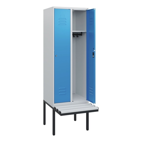 C+P Spind Classic PLUS, 2 Abteile, HxBxT 1.950 x 600 x 815 mm, Zylinderschloss, auskragende Bank aus Kunststoff, lichtgrau, lichtblau