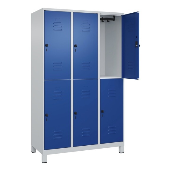 C+P Doppelstock-Spind Classic PLUS, 3 Abteile, lichtgrau / enzianblau, HxB 1950 x 1200 mm, mit Füßen, Drehriegel