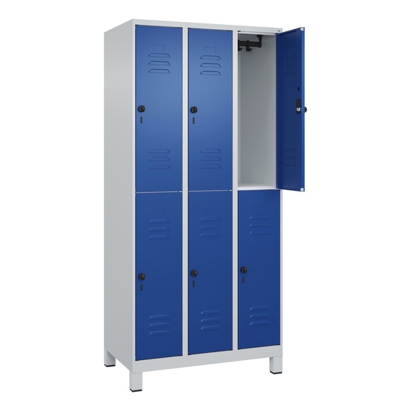 C+P Doppelstock-Spind Classic PLUS, 3 Abteile, lichtgrau / enzianblau, HxB 1950 x 900 mm, mit Füßen, Drehriegel