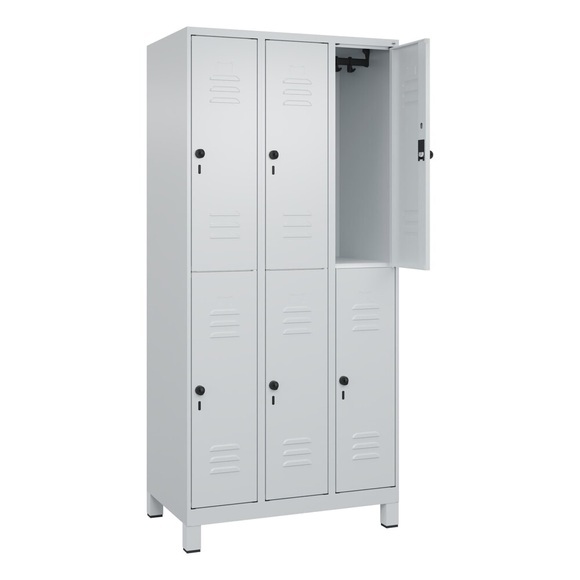 C+P Doppelstock-Spind Classic PLUS, 3 Abteile, lichtgrau, HxB 1950 x 900 mm, mit Füßen, Drehriegel