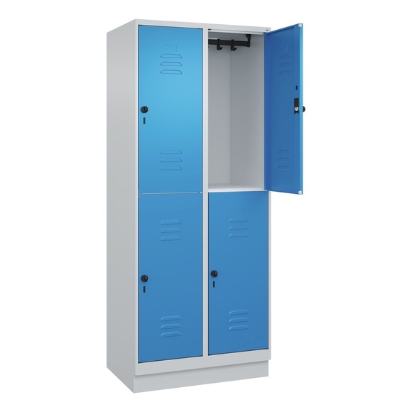 C+P Doppelstock-Spind Classic PLUS, 2 Abteile, lichtgrau / lichtblau, HxB 1950 x 800 mm, mit Bodensockel, Drehriegel