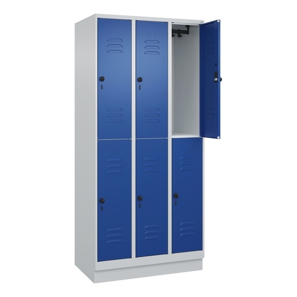 C+P Doppelstock-Spind Classic PLUS, 3 Abteile, lichtgrau / enzianblau, HxB 1950 x 900 mm, mit Bodensockel, Drehriegel