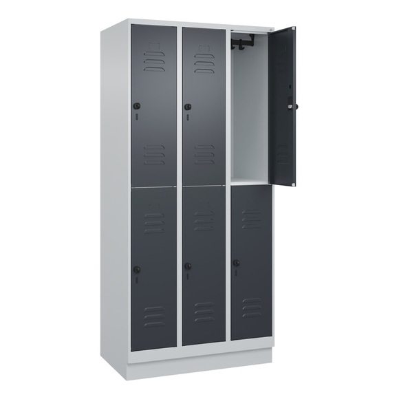 C+P Doppelstock-Spind Classic PLUS, 3 Abteile, lichtgrau / grau, HxB 1950 x 900 mm, mit Bodensockel, Drehriegel