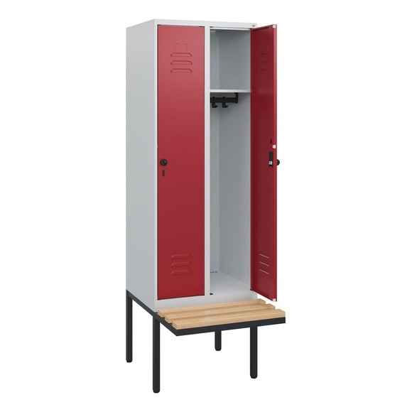 C+P Spind Classic PLUS, 2 Abteile, HxBxT 1.950 x 600 x 815 mm, für Vorhängeschloss, auskragende Bank aus Buche, lichtgrau, rubinrot