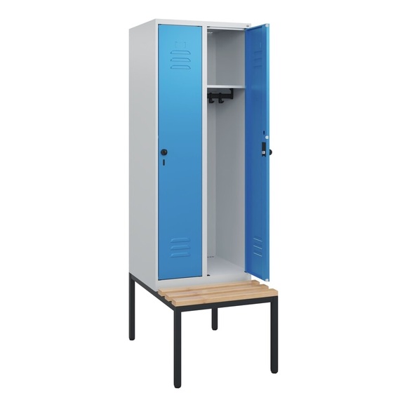 C+P Spind Classic PLUS, 2 Abteile, HxBxT 1.950 x 600 x 815 mm, für Vorhängeschloss, untergebaute Bank aus Buche, lichtgrau, lichtblau