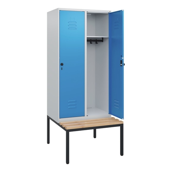 C+P Spind Classic PLUS, 2 Abteile, HxBxT 1.950 x 800 x 815 mm, für Vorhängeschloss, untergebaute Bank aus Buche, lichtgrau, lichtblau