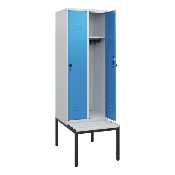 C+P Spind Classic PLUS, 2 Abteile, HxBxT 1.950 x 600 x 815 mm, für Vorhängeschloss, untergebaute Bank aus Kunststoff, lichtgrau, lichtblau