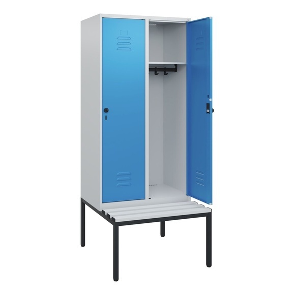 C+P Spind Classic PLUS, 2 Abteile, HxBxT 1.950 x 800 x 815 mm, für Vorhängeschloss, untergebaute Bank aus Kunststoff, lichtgrau, lichtblau