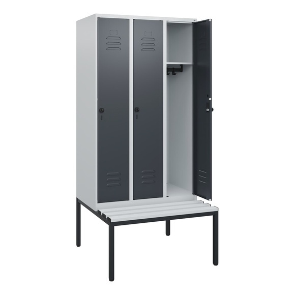C+P Spind Classic PLUS, 3 Abteile, HxBxT 1.950 x 900 x 815 mm, für Vorhängeschloss, untergebaute Bank aus Kunststoff, lichtgrau, anthrazitgrau