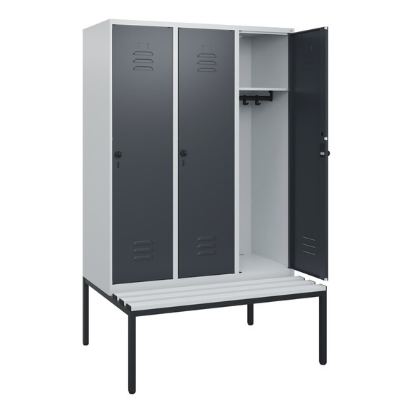 C+P Spind Classic PLUS, 3 Abteile, HxBxT 1.950 x 1.200 x 815 mm, für Vorhängeschloss, untergebaute Bank aus Kunststoff, lichtgrau, anthrazitgrau