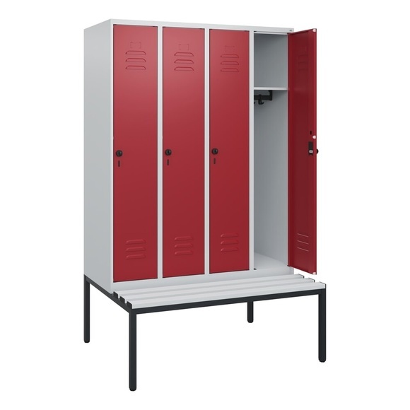 C+P Spind Classic PLUS, 4 Abteile, HxBxT 1.950 x 1.200 x 815 mm, für Vorhängeschloss, untergebaute Bank aus Kunststoff, lichtgrau, rubinrot