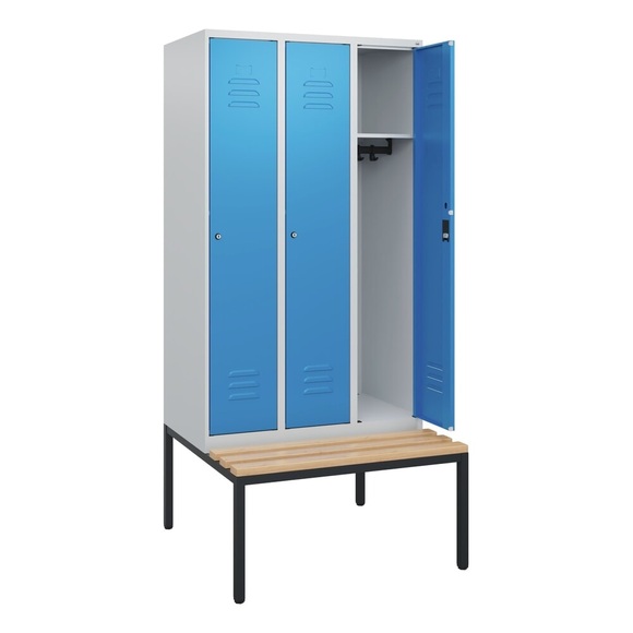 C+P Spind Classic PLUS, 3 Abteile, HxBxT 1.950 x 900 x 815 mm, Zylinderschloss, untergebaute Bank aus Buche, lichtgrau, lichtblau