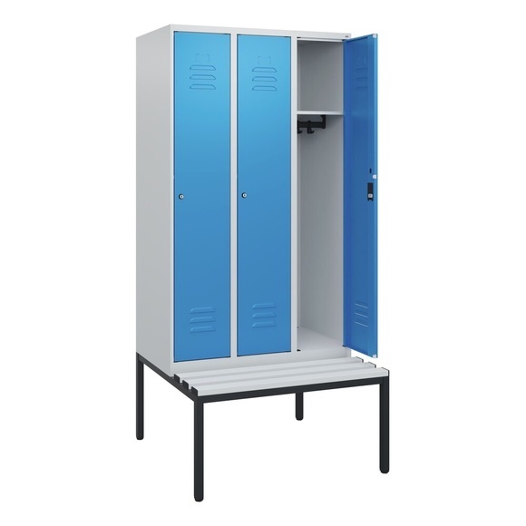C+P Spind Classic PLUS, 3 Abteile, HxBxT 1.950 x 900 x 815 mm, Zylinderschloss, untergebaute Bank aus Kunststoff, lichtgrau, lichtblau