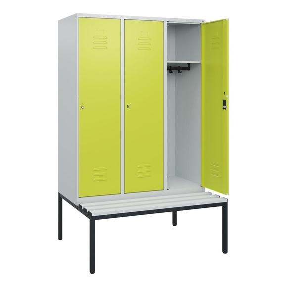 C+P Spind Classic PLUS, 3 Abteile, HxBxT 1.950 x 1.200 x 815 mm, Zylinderschloss, untergebaute Bank aus Kunststoff, lichtgrau, clowngrün