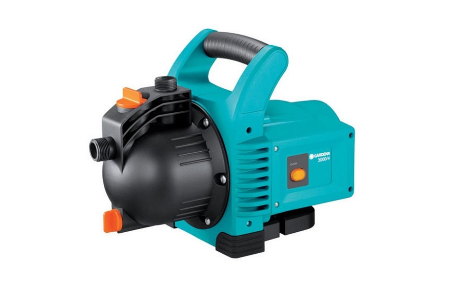 Gardena 1707-22 - Classic Gartenpumpe (Schwarz/Blau)