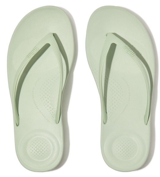 Fitflop Zehentrenner »IQUSHION ERGONOMIC FLIP-FLOPS«, Keilabsatz, Sommerschuh, Schlappen mit weichem Zehensteg
