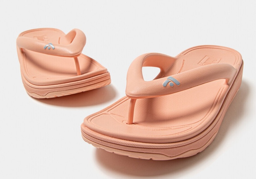 Fitflop Zehentrenner »RELIEFF RECOVERY TOE-POST SANDALS - TONAL RUBBER«, Keilabsatz, Sommerschuh, Schlappen mit Microwobbleboard