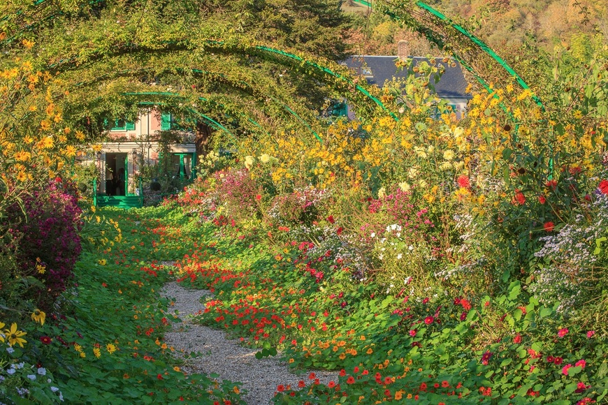 Papermoon Fototapete »MONETS GARTEN-GIVERNY BLUMEN ALLEE PERGOLA KÜNSTLER WEG«, Vliestapete, hochwertiger Digitaldruck, inklusive Kleister