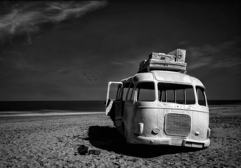 Papermoon Fototapete »Photo-Art YVETTE DEPAEPE, STRANDBUS«, Vliestapete, hochwertiger Digitaldruck, inklusive Kleister