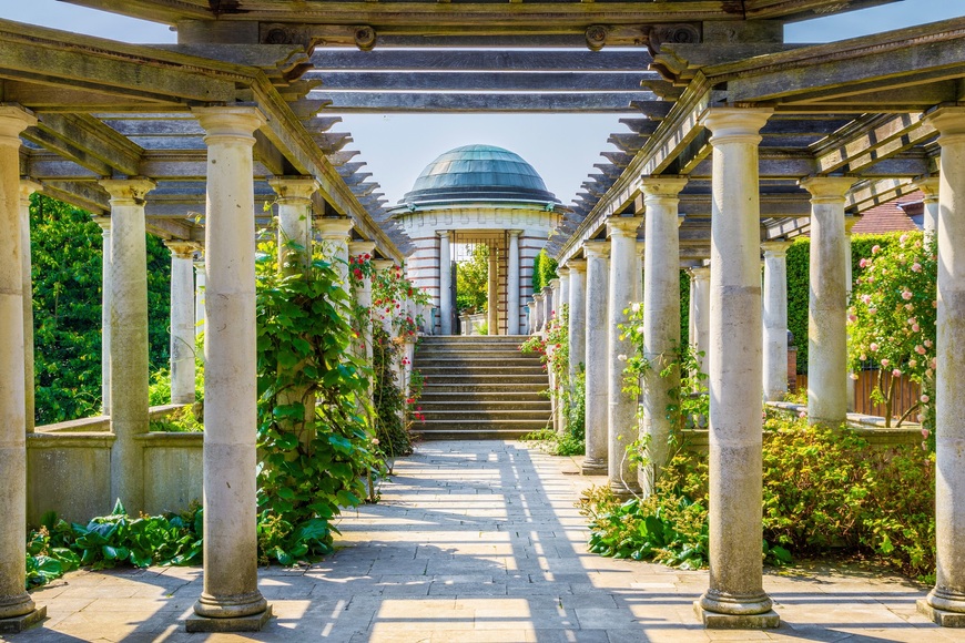 Papermoon Fototapete »ARCHITEKTUR-PERGOLA HÜGEL GARTEN LONDON SÄULEN BLUMEN«, Vliestapete, hochwertiger Digitaldruck, inklusive Kleister