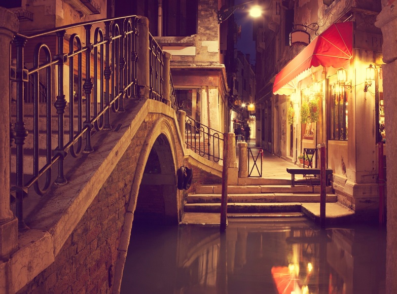 Papermoon Fototapete »VENEDIG-CANAL GASSE ALTSTADT RETRO GASSE BLUMEN MAUER«, Vliestapete, hochwertiger Digitaldruck, inklusive Kleister