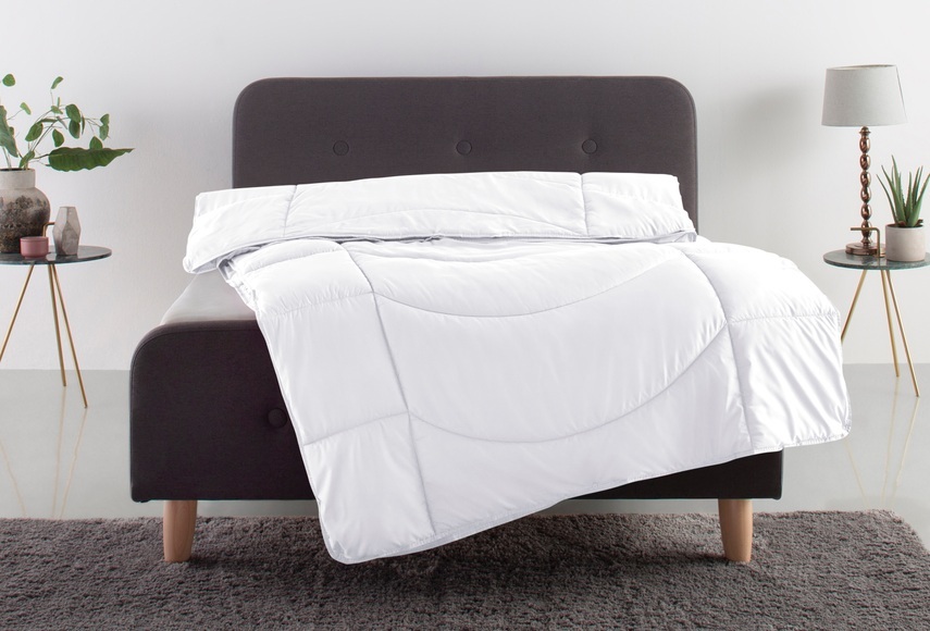 Microfaserbettdecke, »Microlux«, Traumecht, Füllung: Polyester, Bezug: *Von Testschläfern im Juni 2013 mit »GUT« (1,8) bewertet (getestet wurde das 4-Jahreszeiten-Bett in der Grösse 135/200), kochfest bis 95 °C, zum Spitzenpreis!