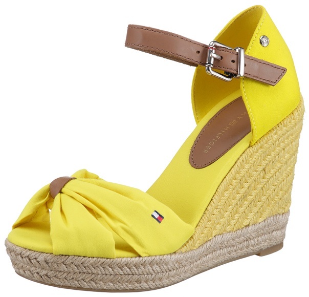 Tommy Hilfiger High-Heel-Sandalette »BASIC OPENED TOE HIGH WEDGE«, mit dezenter Flagstickerei