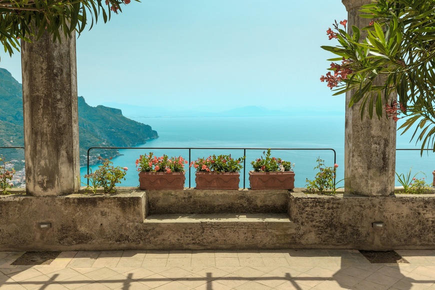 Papermoon Fototapete »PERGOLA-TERRASSE STRAND KLIPPEN KÜSTE BLUMEN GEBIRGE«, Vliestapete, hochwertiger Digitaldruck, inklusive Kleister