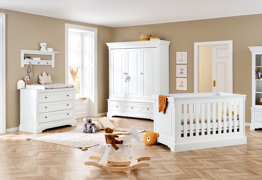Pinolino® Babyzimmer-Komplettset »Emilia«, (Set, 4 St., Kinderbett, Schrank, Wickelkommode, Wandregal), breit gross; mit Kinderbett, Schrank, Wickelkommode & Wandregal
