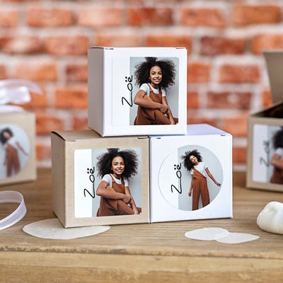 Partybox Braunes Kraftpapier mit Sticker quadratisch (24er Set)