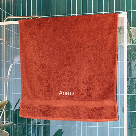 Badetuch bestickt mit Namen (Karamellbraun, 70x140 cm)