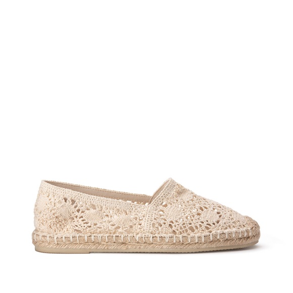 Espadrilles aus Häkelmaterial