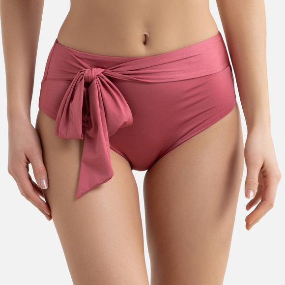 Bikini-Slip in hoher Form