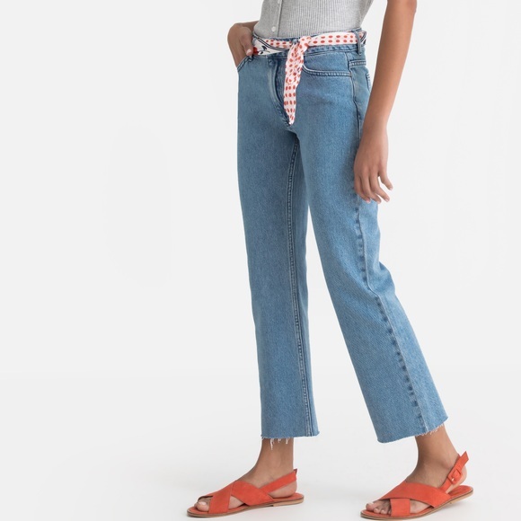 Verkürzte Bootcut-Jeans mit Unfinished-Abschluss