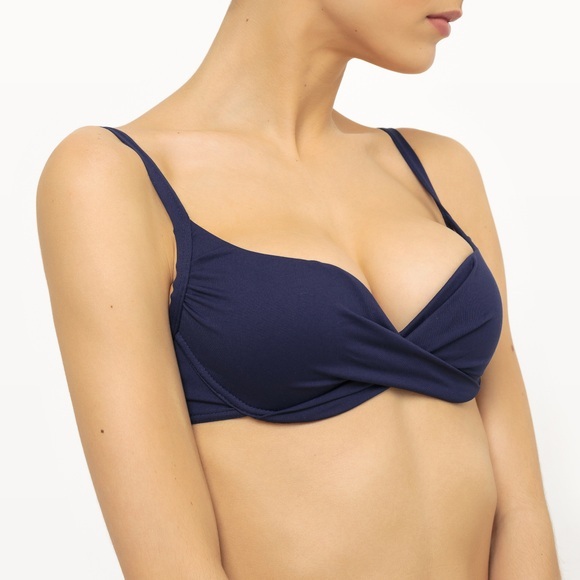 Getwistetes Push-Up-Oberteil