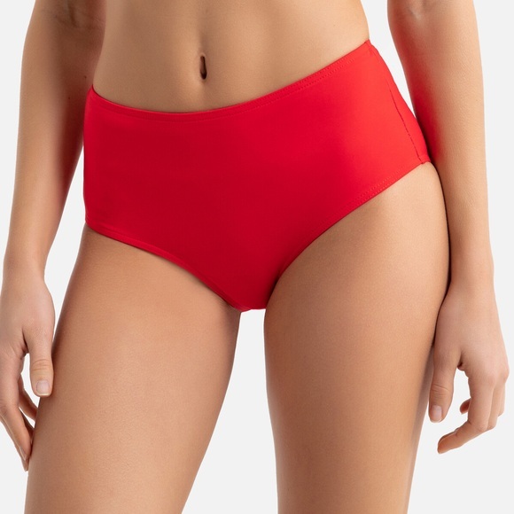 Bikini-Slip in hoher Form