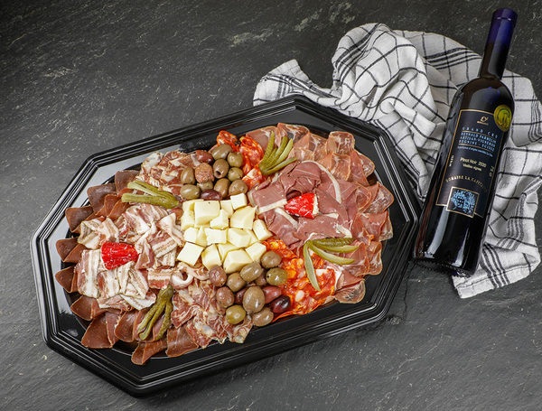 Grosse Apéroplatte Käse, Charcuterie und Wein