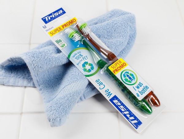 Zahnbürsten aus recyceltem Kunststoff medium, Zweierpack