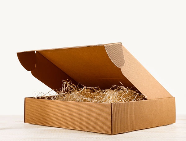 Geschenkbox aus Karton inkl. Holzwolle