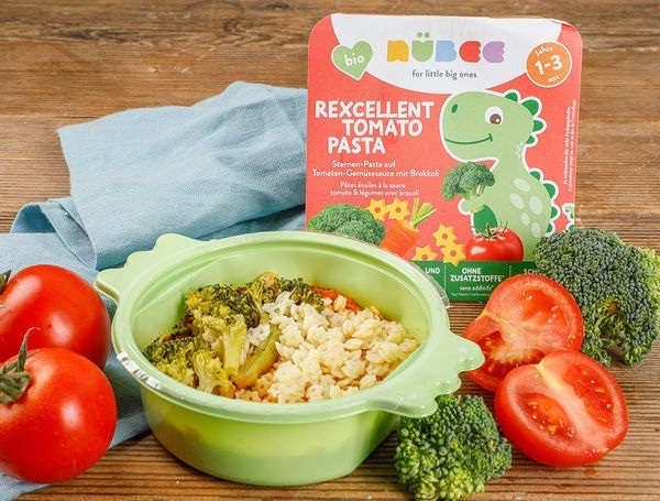 Bio Mahlzeit mit Teigwaren und Gemüse 