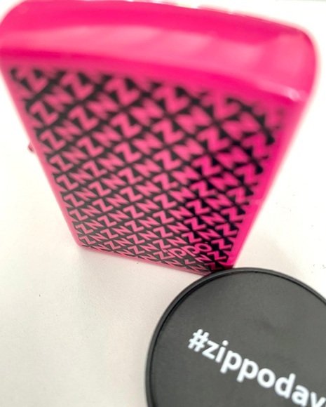 Zippo mit Handyhalterung limitiert (Verpackungseinheit: Zippo Rosa Z)