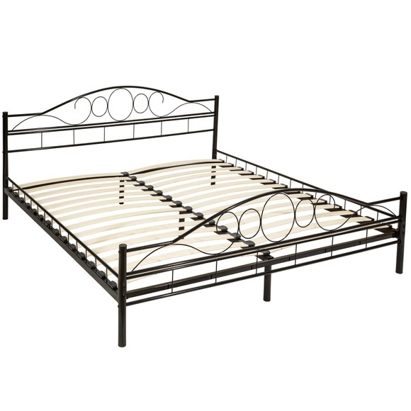 Metallbett mit Lattenrost im romantischen Design Metallbett mit Lattenrost im romantischen Design
