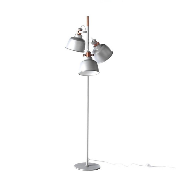 Stehleuchte mit drei Lampenschirmen Stehleuchte mit drei Lampenschirmen