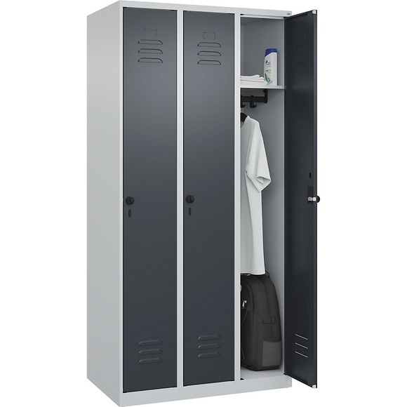 C+P Spind Classic PLUS, 3 Abteile, lichtgrau / grau, B 900 mm, mit Bodengleitern, Drehriegel