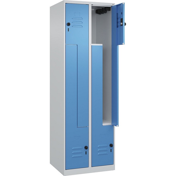 C+P Z-Spind Classic PLUS, 2 Abteile, lichtgrau / lichtblau, B 600 mm, mit Bodengleitern, Drehriegel